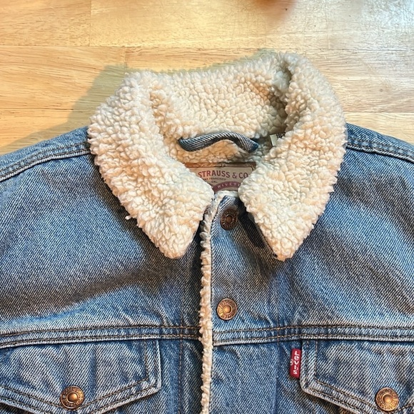 Women’s Levi’s Original Sherpa Trucker Jacket - Picture 14 of 15